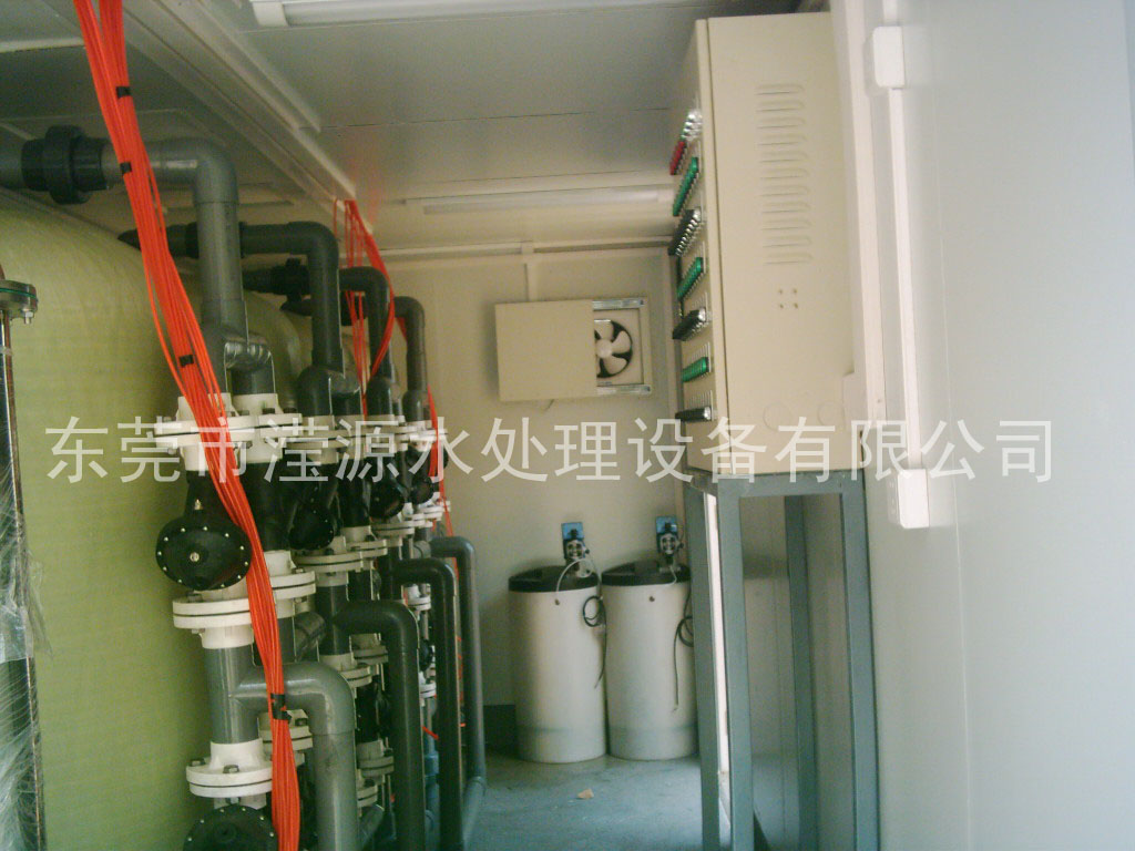 /></p><p>“中国海监3015”船1500吨级,2012年9月开工建造,2014年1月在广州交船,3月28日刚刚开回天津。“中国海监3015”船是我国首艘交付使用的省级较大吨位维权执法专用船。</p><p>“中国海监3015”船不但配备了通导、强声强光、高压水炮和光电取证直升机飞行甲板等优秀设备,具有过硬的海洋环保执法能力,而且本身在设计上就十分环保,从自身杜绝了海洋五大污染源之一的船舶污染。</p><p> 该船较大限度实现节能减排,同时设置了反渗透海水淡化装置,每天能提供10吨生活淡水。工作生活污水、废热水和垃圾都能够在船内特定设备上进行回收或循环利用,不会倾倒污染海水。</p><p> 中国海监天津市总队总队长吴树军介绍,“中国海监3015”船的正式入列,极大提升本市海洋行政执法能力,有效查处违法使用海域、损害海洋环境和资源、破坏海洋公共设施等行为。</p><p> “中国海监3015”船由中船重工第701研究所设计,2012年9月21日在中船黄埔文冲造船有限公司开工建造。该船总长88.9米,型宽12.2米,设计排水量1750吨,定员50人,续航力为5000海里,自持力为40昼夜,设计航速不小于20节,并配有直升机飞行甲板及舰面系统。该船的设计和建造综合考虑了海上执法取证、航行安全、海上救助和消防、生活居住等要素,布局合理、外形整体协调流畅、功能完备,配置了通导、强声强光、高压水炮、光电取证等优秀设备,设置了直升机起降平台及助降设备。该船在节能环保方面亮点颇多:船上设置<a href=http://www.dgyingyuan.com/products/>反渗透海水淡化装置</a>,每天能提供10吨生活淡水。设置有两台处理能力3000L/天的<a href=http://www.dgyingyuan.com/chunshuishebei/>生活污水处理装置</a>,工作生活污水能得到及时有效地处理。通过冷却水废热供热单元、多功能换热单元和热水/电辅双热源热水炉实现废热水可循回利用。</p><p> </p></div>
<div class=